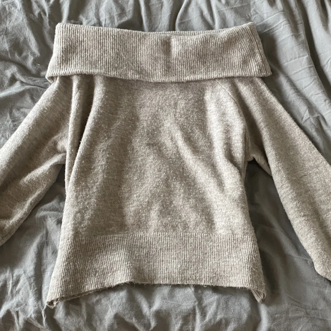 Offshoulder stickad - 90