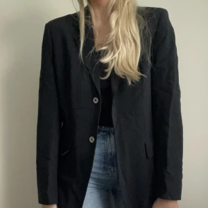 Oversized blazer svart - Snygg svart oversized kavaj från Marella, blir perfekt oversized på mig som har strl 36 i överdelar 💓Skriv vid fler frågor! 