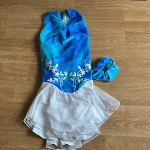 Konståkningsklänning - Oanvänd konståknkngsklänning inkl hårsnodd.