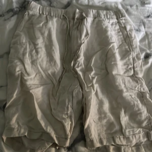 Linneshorts - Säljes då de är alldeles för små. Användes för två år sedan men inte mycket. 