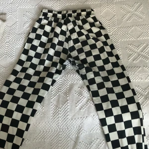 Rutiga mjukisbyxor  - De är lite slitna mellan benen men inget farligt, Nypris 350kr  Frakt 50kr 