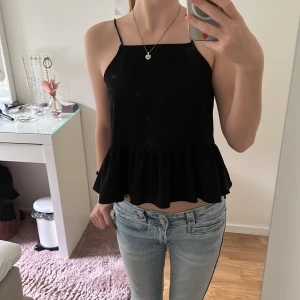 svart linne  - en fin tröja med roseter på toppen. bra kvalitet och knapt andvänd säljer den då den börjar bli för liten.❤️