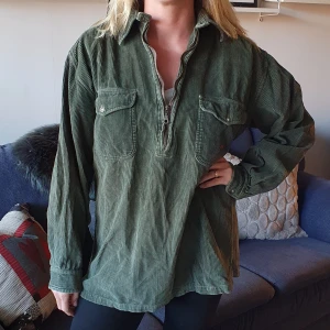 Manchester-skjorta  - En mysig o skön skjorta. Den är S men passar även M. En liten knapp är borta längst upp, men det syns ej. Fint skick.