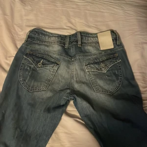 Lågmidjade jeans - Säljer de här lågmidjade jeansen eftersom de tyvärr inte passar mig. Jätte snygga fickor! Hör av dig vid minsta intresse/frågor. Postar/möts upp i Stockholm.