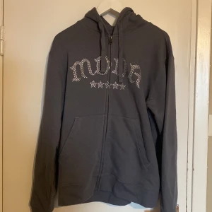 Rhinestone zip hoodie - Made by Moda Rhinestone zip hoodie aldrig använd.