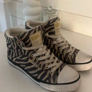 Zebra skor  - As snygga zebra mönstrade skor från British Knights!!😍😍(karton medföljer)