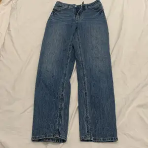 Blå jeans från hm, storlek 32, fint skick.