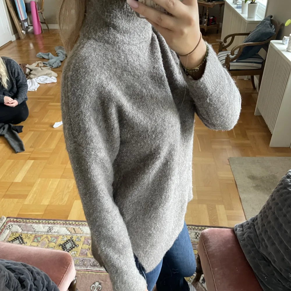 En fin beige kvalitets tröja från Abercrombie & Fitch i storlek XS. Tyvärr har den inte riktigt kommit till användning för mig, bara att skriva vid frågor och intresse. Väldigt billigt pris för kvaliten och i jämförelse med inköpspriset!😝. Neuleet.
