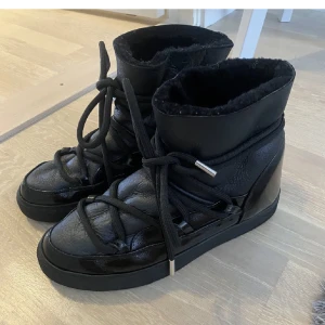 inuiikis🩷 - ⭐️ lånade bilder ⭐️  bästa vinterskorna, säljer pga för stora. kan tänka mig att byta mot mindre storlek, köpta för ca 3400kr 💞💞 skriv vid intresse 
