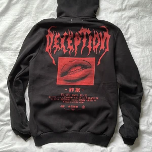 Drainer Hoodie - Hej! Säljer denna as coola hoodien från Pier One som tyvärr har blivit för liten till mig. Den är i fint skick och har inga fläckar eller hål. 