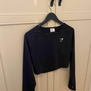 Gymshark Training long sleeve crop top. Använt 2-3 gånger. Fortfarande k väldigt bra skick. 