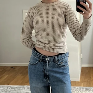 Tunn stickad tröja  - Tunn stickad från märket produkt som sitter ganska tajt på. Mönstrad i grått och offwhite, som en norsk fiskartröja ungefär. Najs hösttröja att ha under kappan tex. 
