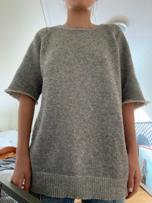 Stickad t shirt - Den här oversized stickade t shirten är perfekt för hösten lite nopprig men inget som syns om ni kollar på bilden🩵