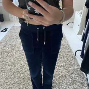Juciy couture byxor - Säljer dessa oanvända Juciy couture byxorna i storlek xxs och i färg marinblå 💙Säljer för 800 pågrund av knappt använda och i jätte bra skick 👌🏻