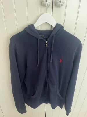 Raulf lauren zip hoodie - Tjena säljer den här feta Raulf lauren zip hoodie. Mycket bra skick. Nypris 1799 kr