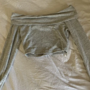 Grå långärmad mjuk tröja - en grå väldigt skön mjuk grå tröja, inga hål eller fläckar använd 0 gånger bara provad för den inte passar min kropp men väldigt fin annars 💞 