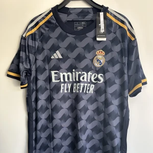 Real Madrid bortatröja 23/24 - Säljer en ny Real Madrid bortatröja 23/24 i storlek L.  
