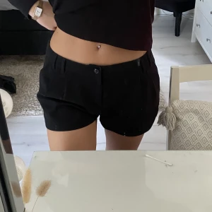 Kostym shorts - Säljer dessa skiiiit snygga lågmidjade kostym shorts, kommer ej till användning..