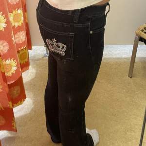 Sälje dessa Victoria Beckham lukmande jeans i modellen ”bootcut”. Säljer dem då de är för små för mig, står 39 innuti men skulle gissa på att de passar 36-38🫶🏻