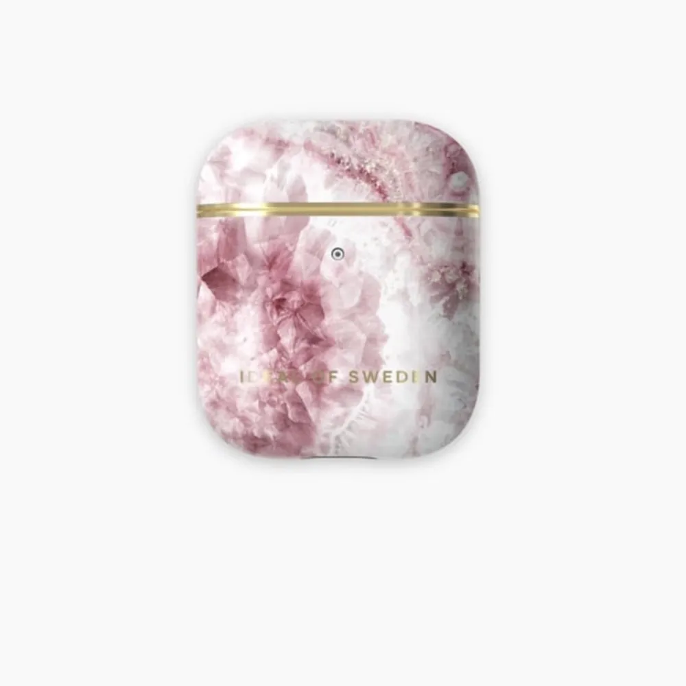 Säljer detta jättefina rosa skal till Airpods från Ideal Of Sweden då det inte kommer till användning. Det har tyvärr ett litet färgsläpp längst ner på det guldiga men det är inget man märker av.  Nypris: 400.  Köparen står själv för frakten! 🌸. Övrigt.