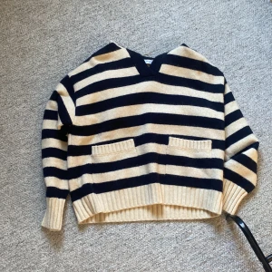 Zara stickad - Helt oanvänd stickad från zara med cool ”luva”