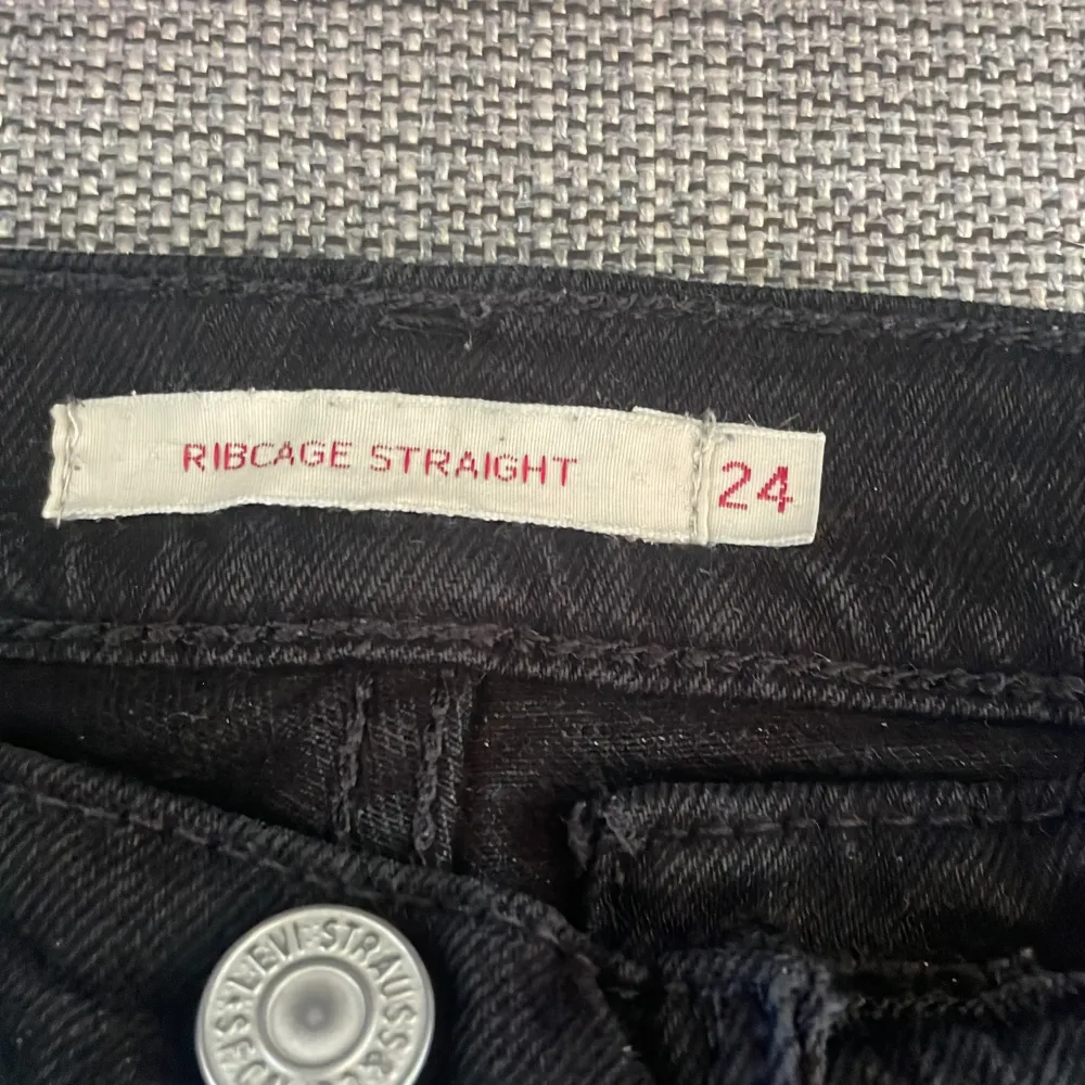 Ur snygga jeans ifrån Levis❤️ Lika dana som de ljusblå❤️köpare står för frakt och priset är diskuterbart❤️. Jeans & Byxor.