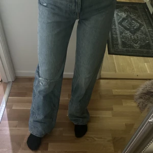 H&M jeans - Jätte fina men kommer inte till andvänding. Strl 34 men passar även 36. Nästan helt nya använda 2-3 gånger. 