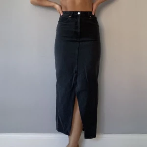 Lång svart jeanskjol  - Lång jeanskjol från Monki, lappen kvar, aldrig använd. Nypris 400kr 