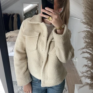 Teddyjacka  - Säljer min as trendiga teddyjacka från Gina Tricot🧸perfekt nu till hösten men säljer då den tyvärr är lite liten för mig! 