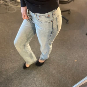 Jeans från Zara - Säljer dessa fina jeans från zara då jag behöver lite mer plats i garderoben! Stl 34/S, Knappast använda!!