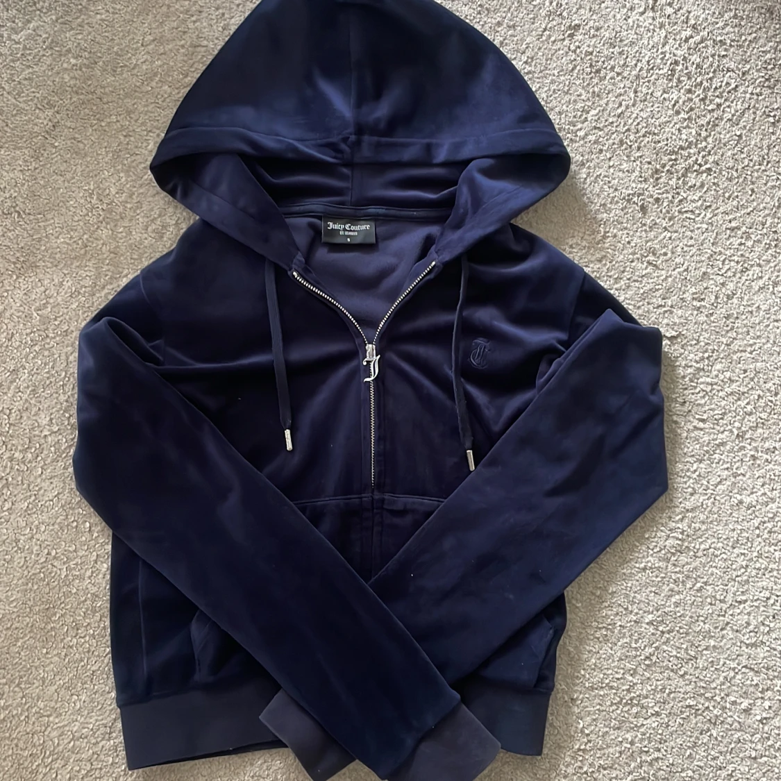 mörk blå ziphoodie från juicy