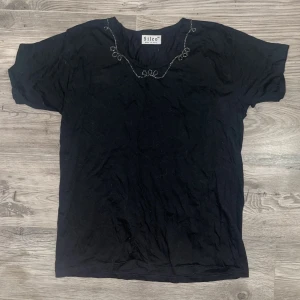 Snygg damtröja - Säljer då den inte kommer till användning. Sitter snyggt lite oversized på mig som är M/S (175cm). U ring men inte alltför stor!