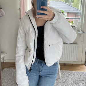 Vit dunjacka - Mysig vit dunjacka jacka men säljer pga använder aldrig. Köpt på HM för ca 400kr