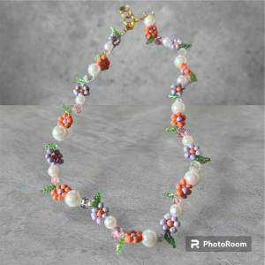 Blommigt halsband, 89 kr/st