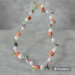 Blommigt halsband, 89 kr/st