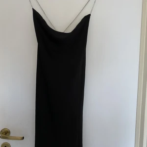 Klänning  - Medellång klänning med kors i ryggen🥰skriv för bättre bild eller beskrivning🥰🥰