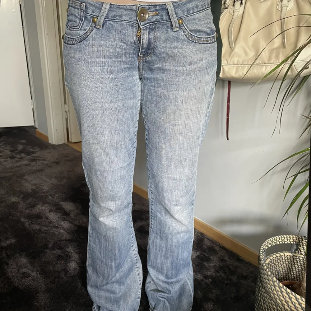 Säljer dessa ascoola y2k jeansen från Cross jeans. Jeans & Byxor.