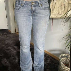 Lågmidjade bootcut jeans - Säljer dessa ascoola y2k jeansen från Cross jeans