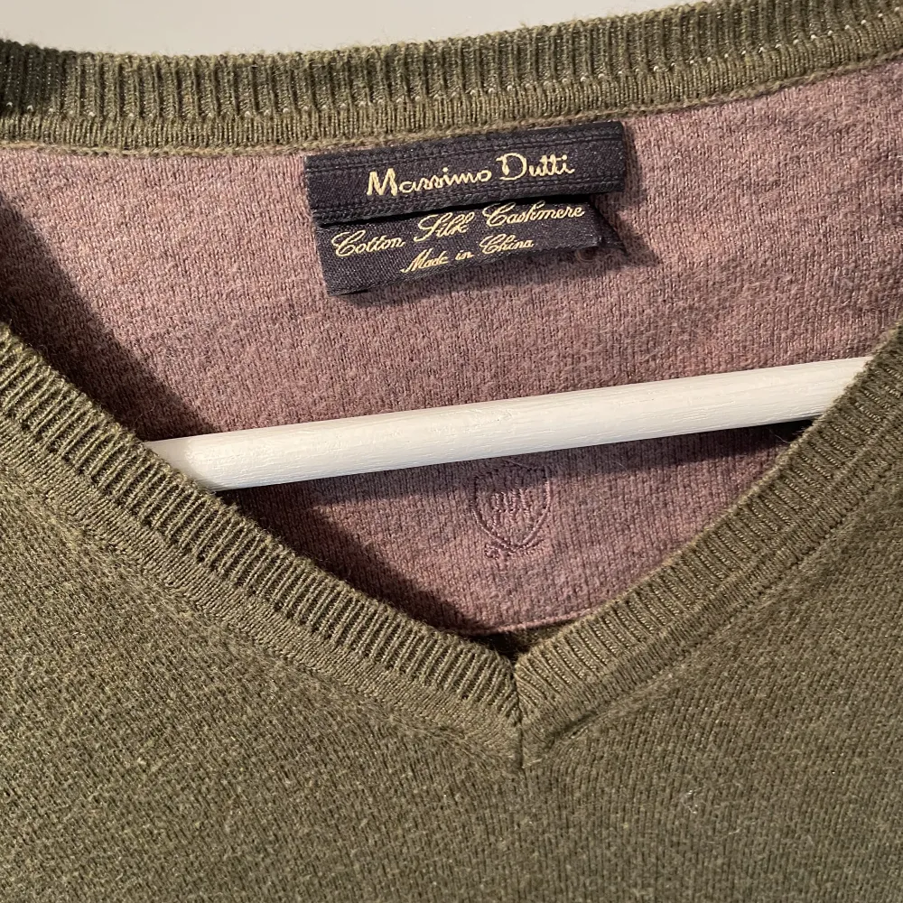 Säljer denna V-ringade mörkgröna Massimo Dutti tröjan med lappar på armbågarna. Storleken är Small.  Hör av dig vid frågor eller om du vill ha fler bilder. Köparen står för frakten.. Tröjor & Koftor.