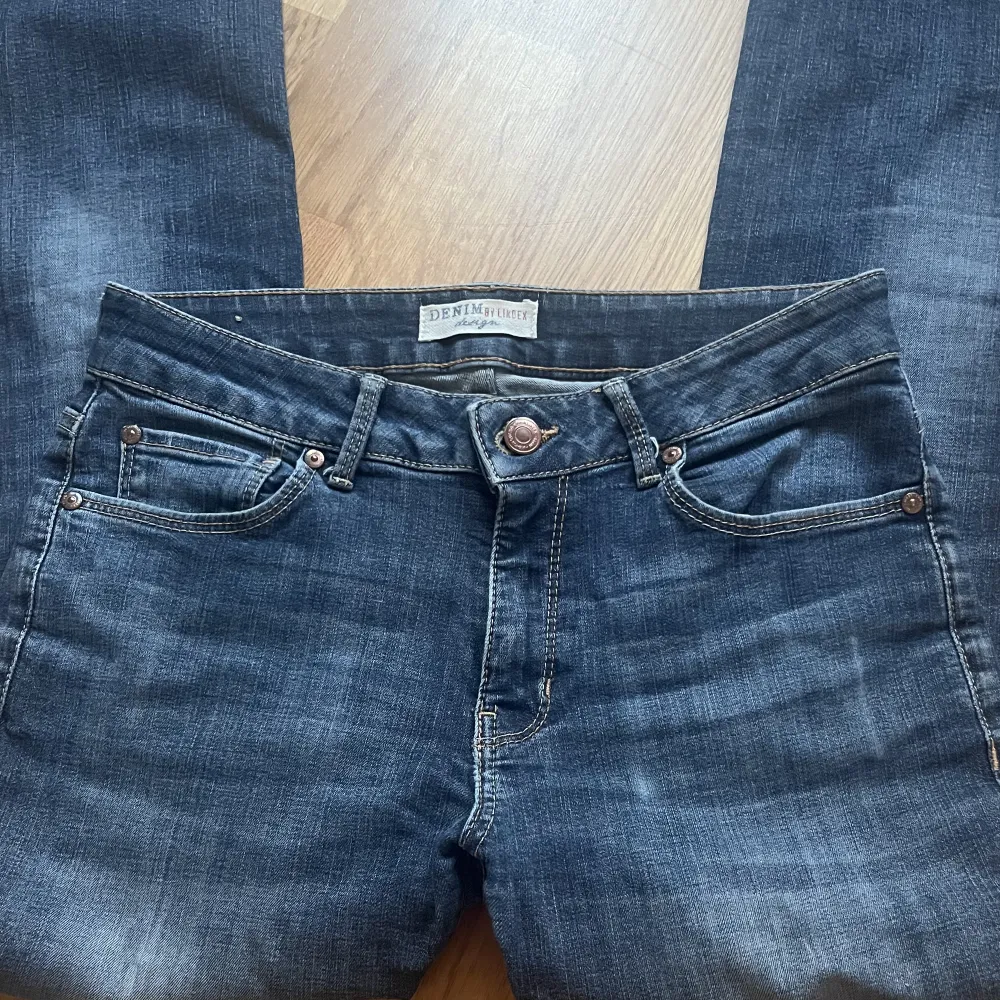 Lågmidjade jeans köpta second hand som tyvärr inte kommer till användning😍 Har ett hål mellan benen men lagat💘 Midjemått..36 cm tvärs över . Jeans & Byxor.