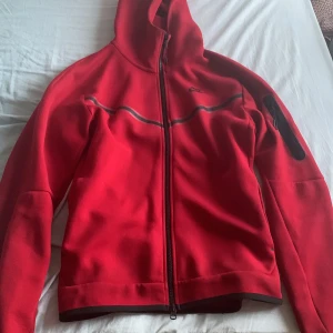Röd Nike tech ❤️ - Jag säljer den här Nike techen eftersom jag inte andvänder den. Den är i bra skick och jag har nästan aldrig haft på den kontakta vid intresse ❤️❤️