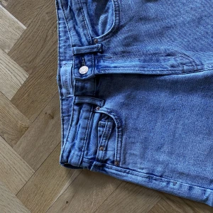 Jeans  - Mom slim fit jeans, ljusblåa. Storlek 36  längd på 70 cm. Fint skick 