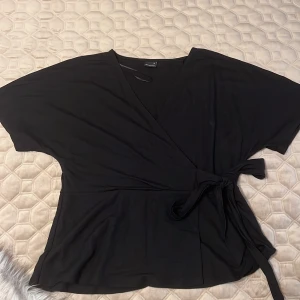 Svart blus - Blus från ginatricot