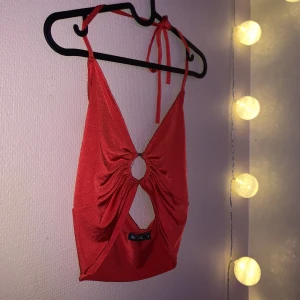 Topp - Snygg röd topp perfekt för fest  