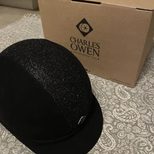 Charles Owen ridhjälm - Snyggaste ridhjälmen från Charles Owen. Endast använd en gång vid ridning så i nyskick. Strl 58 cm. Pruta om priset känns för högt.