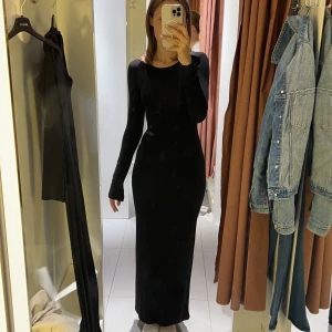 klänning - säljer denna superfina klänning från gina tricot i stlk XS! har lappen kvar! nypris 399kr