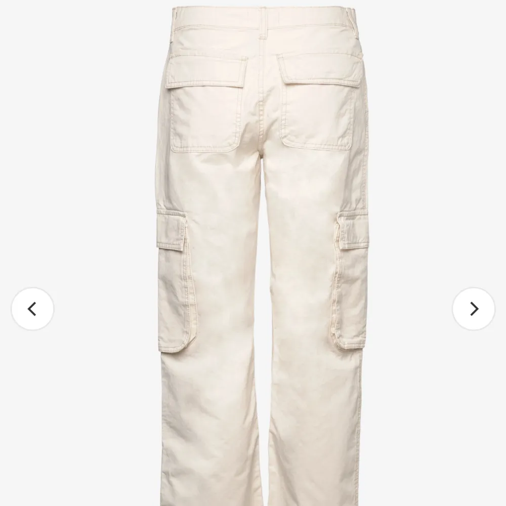 Super fina low waist cargo byxor i chreme vit färg från Gina Tricot. I väldigt fint skick, nypris 499kr. Jeans & Byxor.