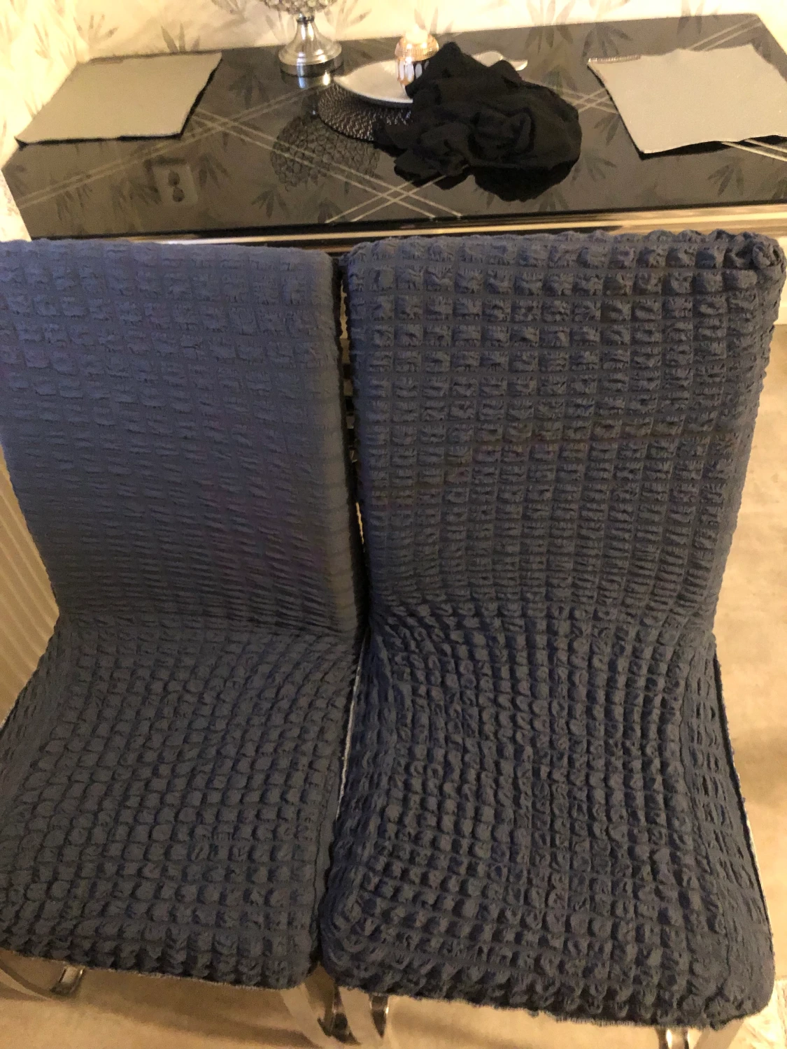 Stolar, våningssäng och ett bord - 90