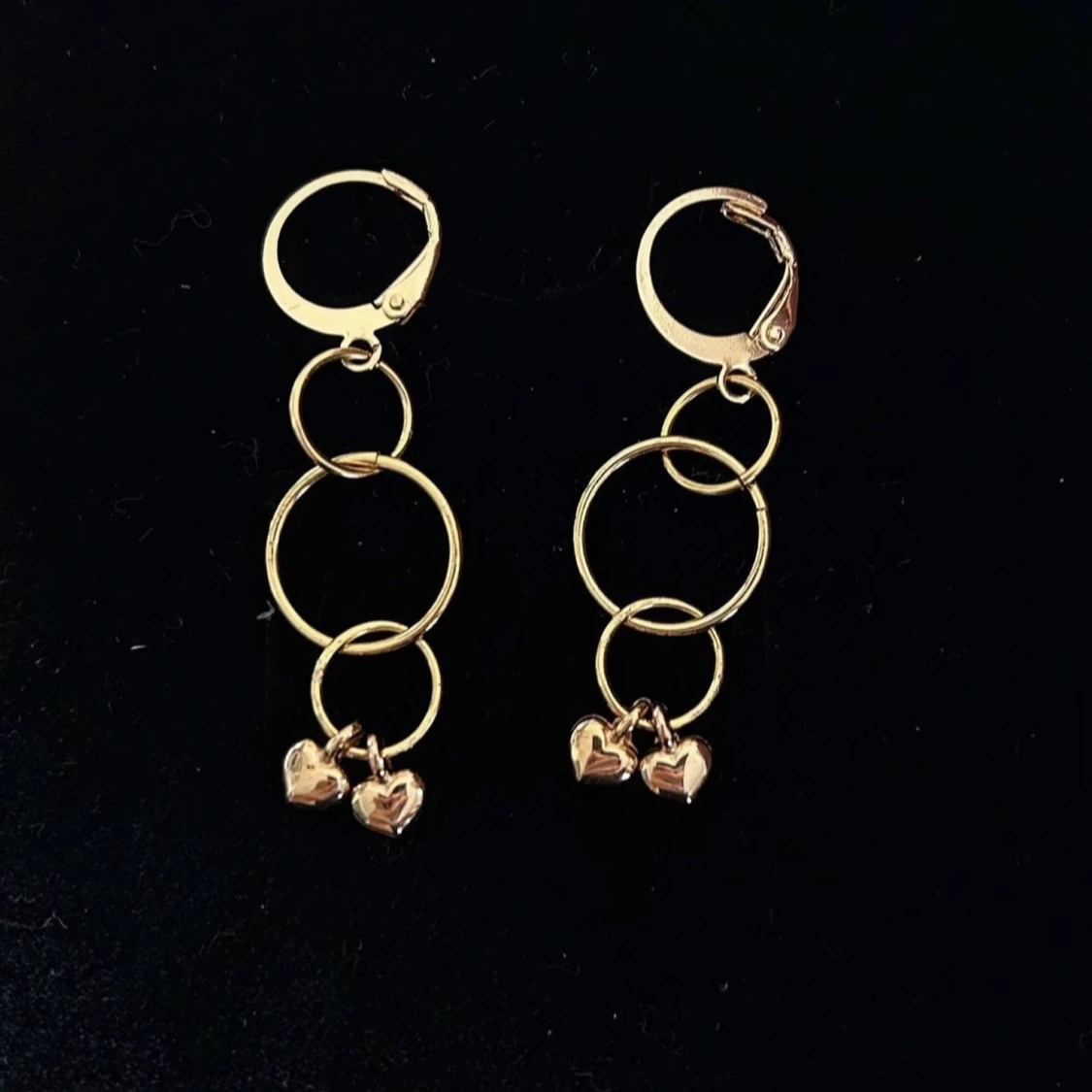 Långa örhängen med två hjärtan