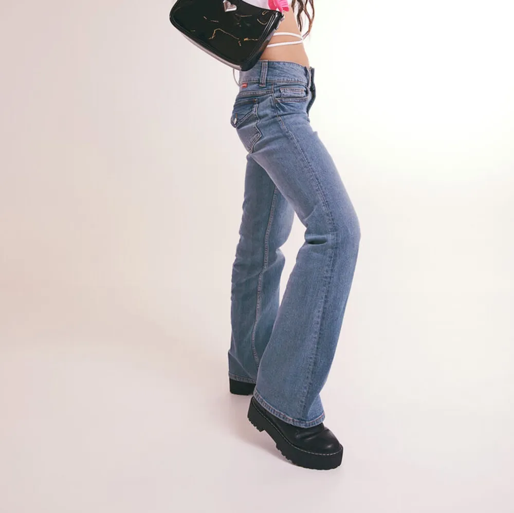Helt slutsålda jeans från h&m i storlek 46. Dom är lite slitna nere för att dom är för långa på mig men det är inget som syns🫶. Jeans & Byxor.
